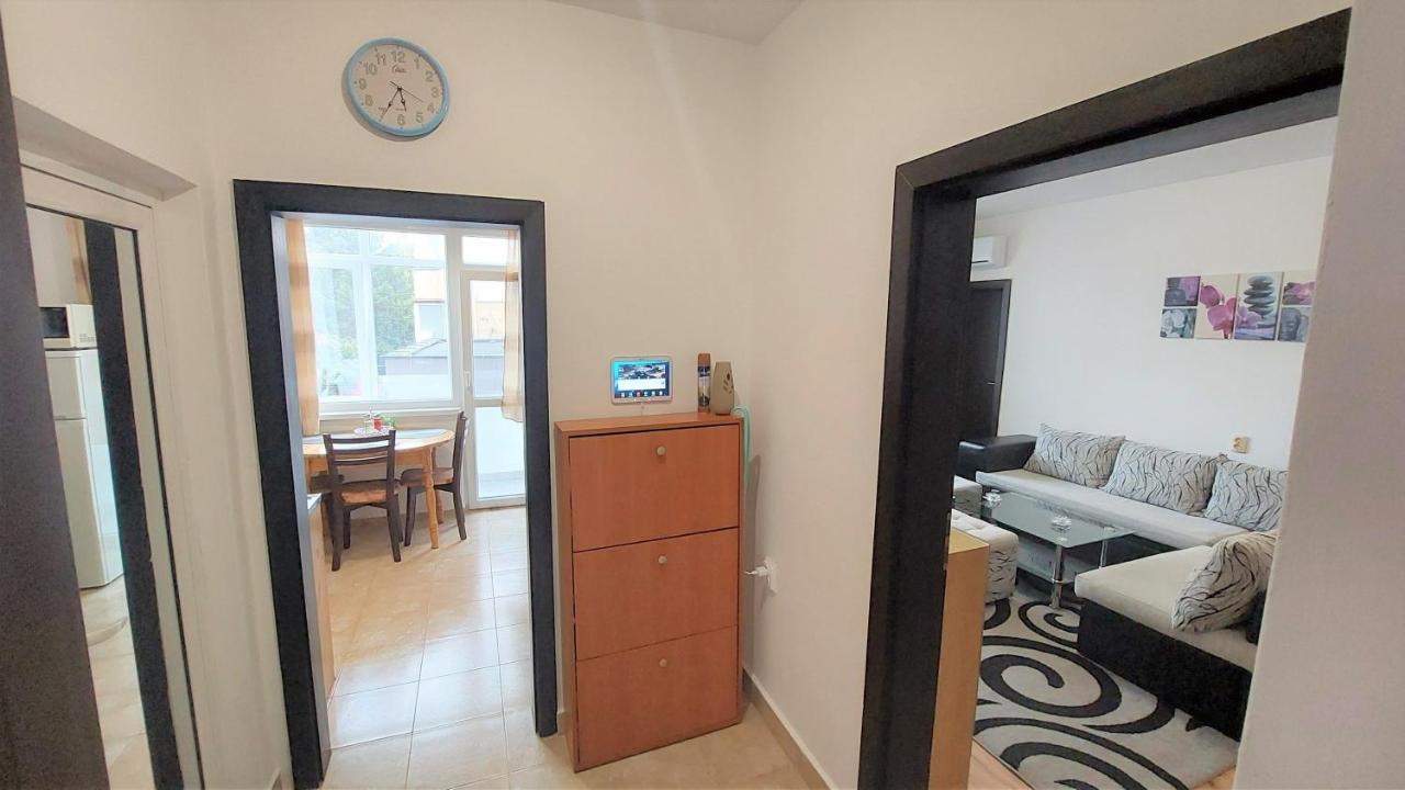 3 Rooms Apartment, Top Center, 1St Floor, Aubg, Free Parking, Pc I5 Ssd, 3 Led Tvs 200 Channels, Wifi, Terrace, Easy-Late Check-In, Stay Before Greece 布拉格埃夫格拉德 外观 照片