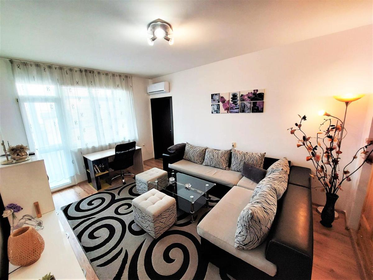 3 Rooms Apartment, Top Center, 1St Floor, Aubg, Free Parking, Pc I5 Ssd, 3 Led Tvs 200 Channels, Wifi, Terrace, Easy-Late Check-In, Stay Before Greece 布拉格埃夫格拉德 外观 照片
