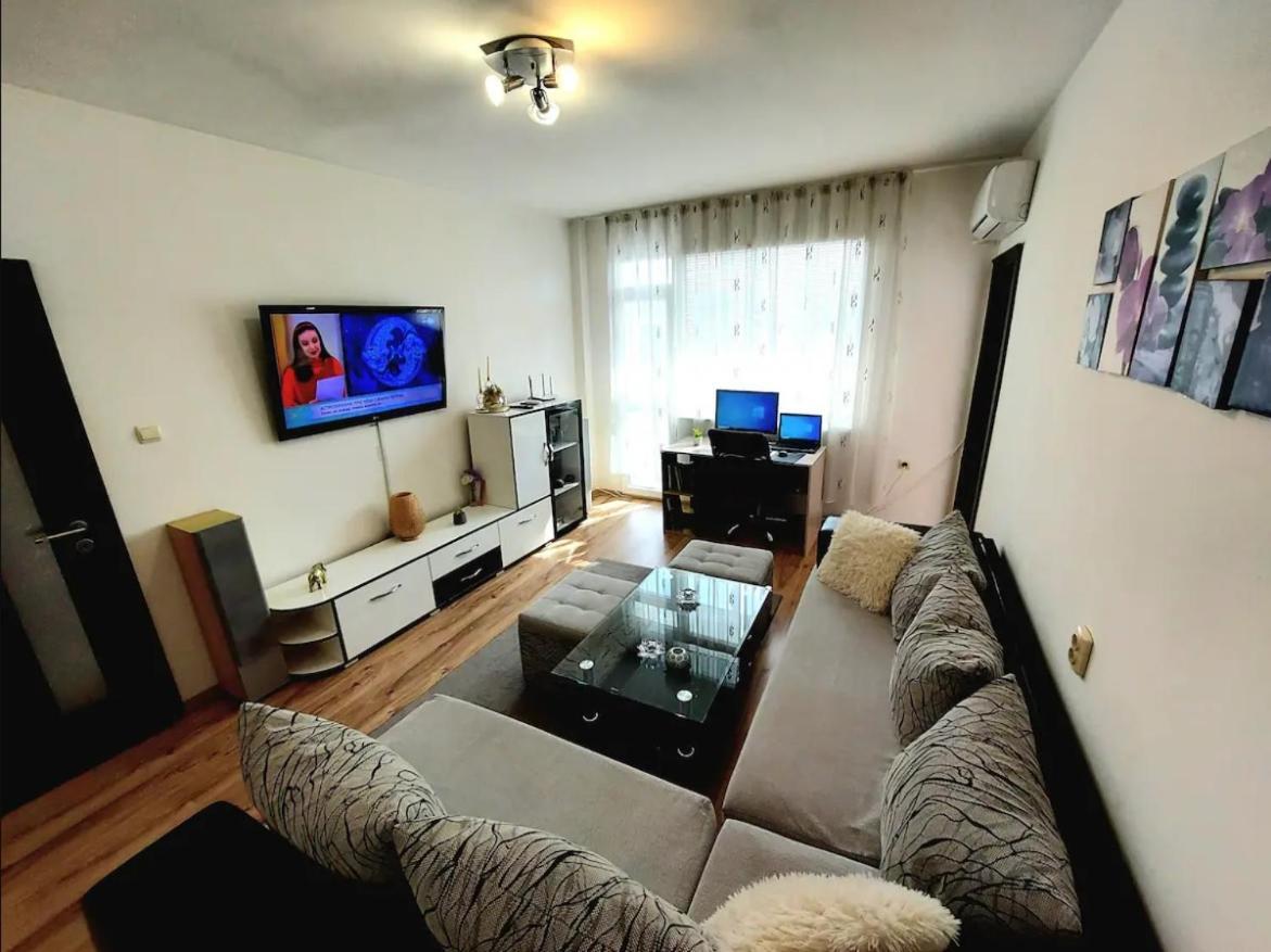 3 Rooms Apartment, Top Center, 1St Floor, Aubg, Free Parking, Pc I5 Ssd, 3 Led Tvs 200 Channels, Wifi, Terrace, Easy-Late Check-In, Stay Before Greece 布拉格埃夫格拉德 外观 照片